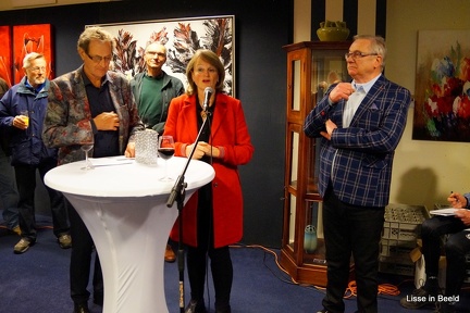 Na de officiële opening ontving de burgemeester uit handen van Jan van Vliet