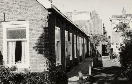 Het Hofje aan de Kanaalstraat t/o de van der Veldstraat