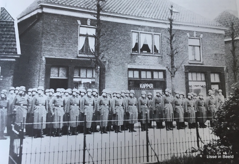 Soldaten voor de winkel van kapper Bert van  Breugel