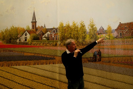 Herman van Amsterdam geeft uitleg van panorama