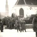 Duitse soldaten in de Tweede Wereldoorlog verlaten de kerk