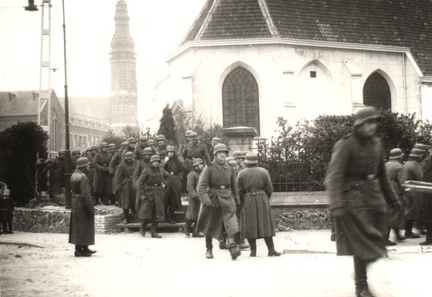 Duitse soldaten in de Tweede Wereldoorlog verlaten de kerk