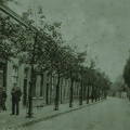 Kanaalstraat, rechts Tissing. Links op de foto het kleine mannetje is mijn vader Arie van Rooyen