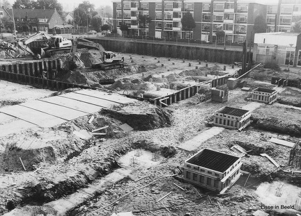 De bouw van het pand van Albert Heijn, dat later werd uitgebreid naar WC Blokhuis. Met heus parkeerdek. Later weer  vervangen.